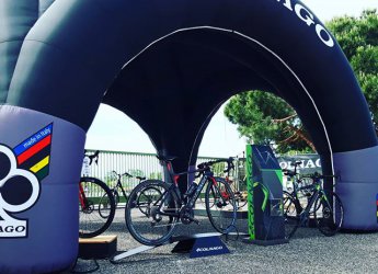 Gonfle  bloc la Team Moreno  la Foire Expo avec @apesud_cycling @colnagofrance #cyclesmoreno #foireexpoperpignan #perpignan #66 #velo66 #bike #colnago
